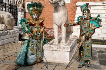 Costumi del Carnevale di Venezia davanti all'Arsenale.