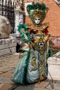 Costumi del Carnevale di Venezia davanti all'Arsenale.