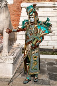 Costumi del Carnevale di Venezia davanti all'Arsenale.