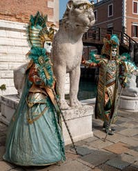 Costumi del Carnevale di Venezia davanti all'Arsenale.