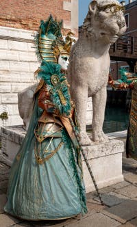 Costumi del Carnevale di Venezia davanti all'Arsenale.