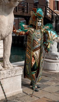 Costumi del Carnevale di Venezia davanti all'Arsenale.