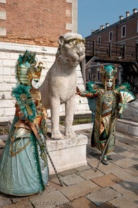 Costumi del Carnevale di Venezia davanti all'Arsenale.