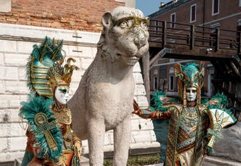 Costumi del Carnevale di Venezia davanti all'Arsenale.