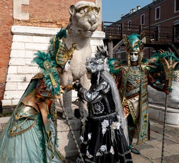 Costumi del Carnevale di Venezia davanti all'Arsenale.