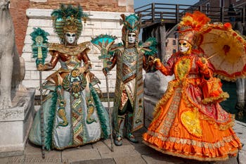 Costumi del Carnevale di Venezia davanti all'Arsenale.