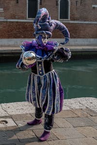 Costumi del Carnevale di Venezia davanti all'Arsenale.