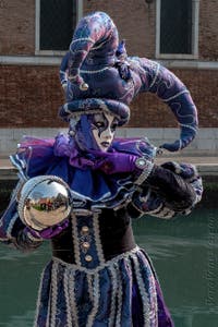 Costumi del Carnevale di Venezia davanti all'Arsenale.