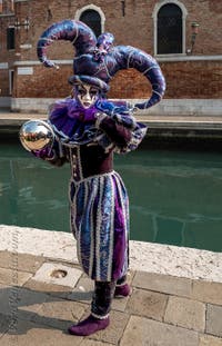 Costumi del Carnevale di Venezia davanti all'Arsenale.