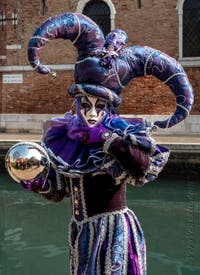 Costumi del Carnevale di Venezia davanti all'Arsenale.