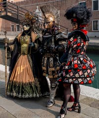 Costumi del Carnevale di Venezia davanti all'Arsenale.