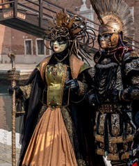 Costumi del Carnevale di Venezia davanti all'Arsenale.