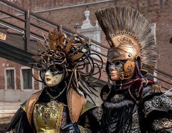 Costumi del Carnevale di Venezia davanti all'Arsenale.