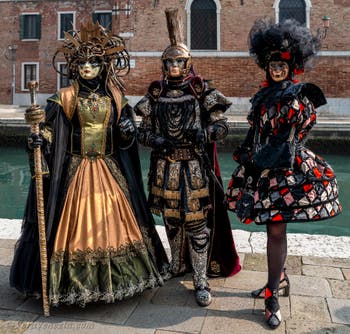 Costumi del Carnevale di Venezia davanti all'Arsenale.