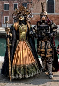 Costumi del Carnevale di Venezia davanti all'Arsenale.