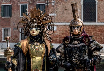 Costumi del Carnevale di Venezia davanti all'Arsenale.