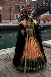 Costumi del Carnevale di Venezia davanti all'Arsenale.