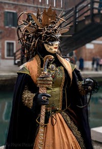 Costumi del Carnevale di Venezia davanti all'Arsenale.