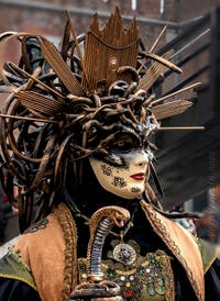 Costumi del Carnevale di Venezia davanti all'Arsenale.