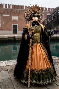 Costumi del Carnevale di Venezia davanti all'Arsenale.