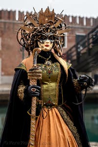 Costumi del Carnevale di Venezia davanti all'Arsenale.