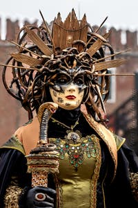 Costumi del Carnevale di Venezia davanti all'Arsenale.