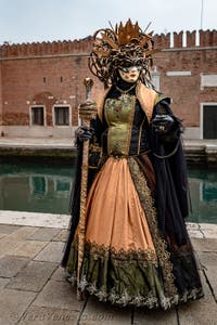 Costumi del Carnevale di Venezia davanti all'Arsenale.