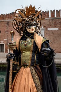 Costumi del Carnevale di Venezia davanti all'Arsenale.