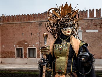 Costumi del Carnevale di Venezia davanti all'Arsenale.