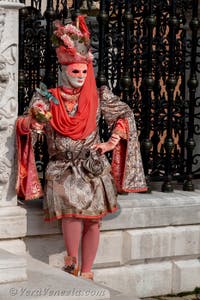 Costumi del Carnevale di Venezia davanti all'Arsenale.