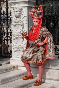 Costumi del Carnevale di Venezia davanti all'Arsenale.