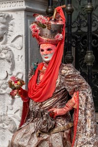 Costumi del Carnevale di Venezia davanti all'Arsenale.