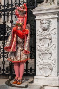 Costumi del Carnevale di Venezia davanti all'Arsenale.