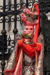 Costumi del Carnevale di Venezia davanti all'Arsenale.