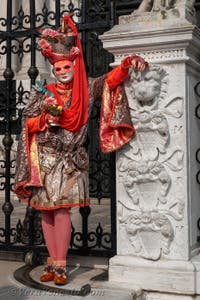 Costumi del Carnevale di Venezia davanti all'Arsenale.