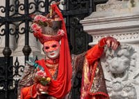 Costumi del Carnevale di Venezia davanti all'Arsenale.