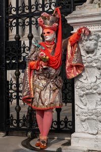 Costumi del Carnevale di Venezia davanti all'Arsenale.