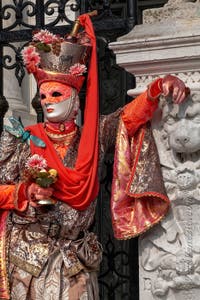 Costumi del Carnevale di Venezia davanti all'Arsenale.