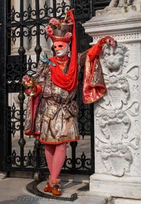 Costumi del Carnevale di Venezia davanti all'Arsenale.