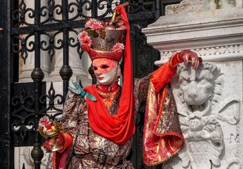 Costumi del Carnevale di Venezia davanti all'Arsenale.