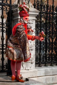 Costumi del Carnevale di Venezia davanti all'Arsenale.