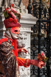 Costumi del Carnevale di Venezia davanti all'Arsenale.