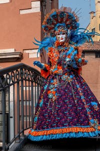 Costumi del Carnevale di Venezia davanti all'Arsenale.