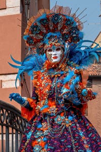 Costumi del Carnevale di Venezia davanti all'Arsenale.