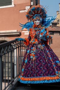 Costumi del Carnevale di Venezia davanti all'Arsenale.