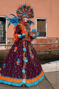 Costumi del Carnevale di Venezia in Campo San Martin.