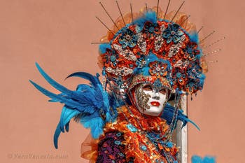 Costumi del Carnevale di Venezia davanti all'Arsenale.