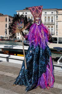 Costumi del Carnevale di Venezia davanti alla Madonna della Salute.