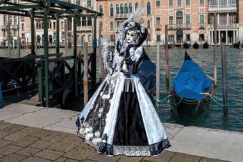 Costumi del Carnevale di Venezia davanti alla Madonna della Salute.