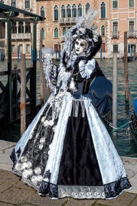 Costumi del Carnevale di Venezia davanti alla Madonna della Salute.